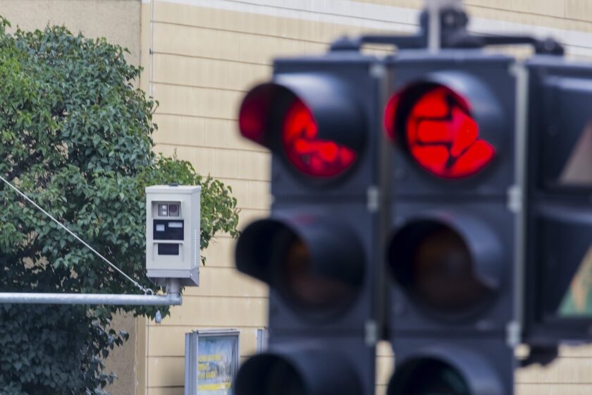 Telecamera di controllo vicino a un semaforo rosso in un incrocio urbano