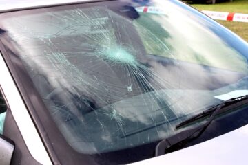 Parabrezza auto con crepa e scheggiatura sul vetro
