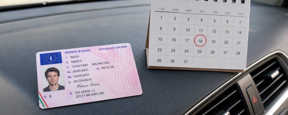 Patente di guida scadenze con calendario sul cruscotto