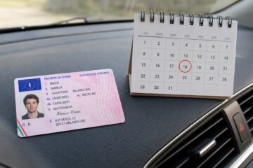 Patente di guida scadenze con calendario sul cruscotto
