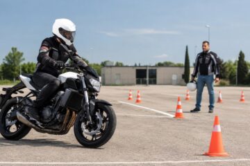 Patente moto costi durante una lezione pratica in autoscuola