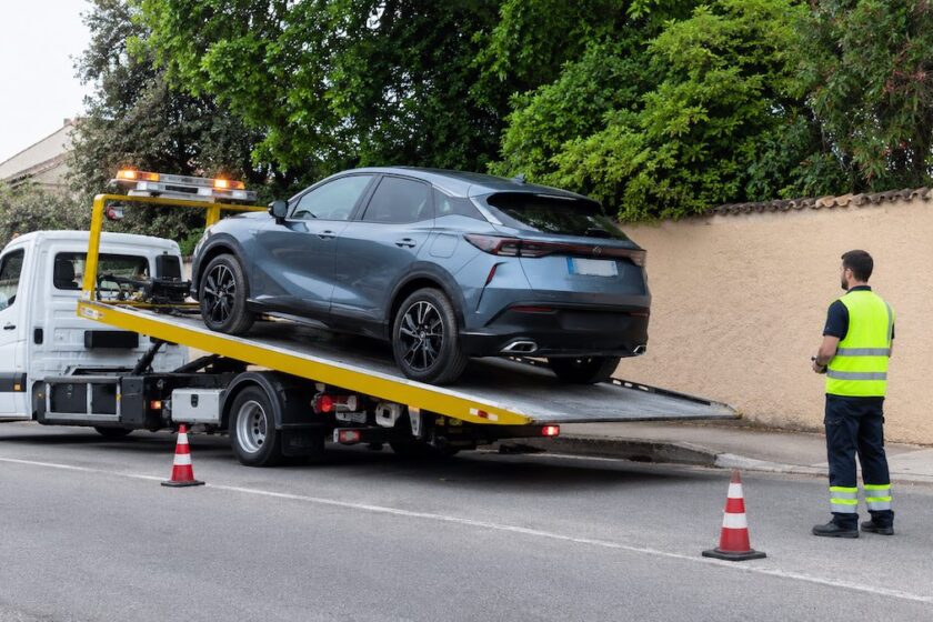 Automobile in avaria caricata sul pianale di un carro attrezzi