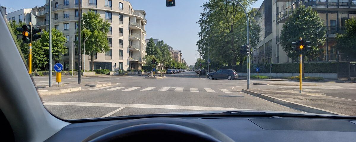 Automobile ferma alla linea di arresto davanti a un semaforo giallo