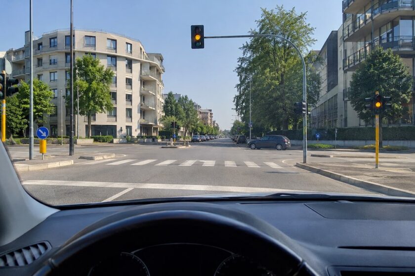 Automobile ferma alla linea di arresto davanti a un semaforo giallo