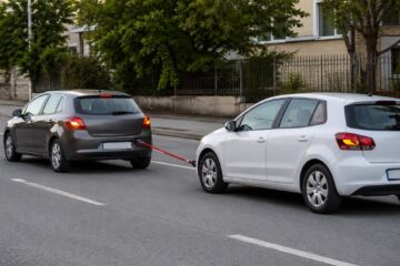 Automobile in avaria trainata con una fune rossa da un altro veicolo