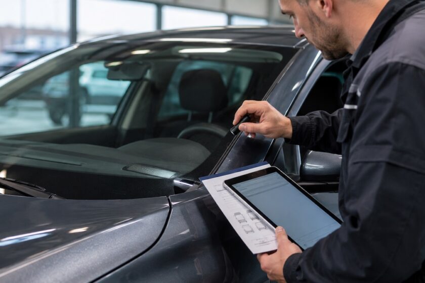 Tecnico confronta il certificato del veicolo con il numero di telaio dell’auto