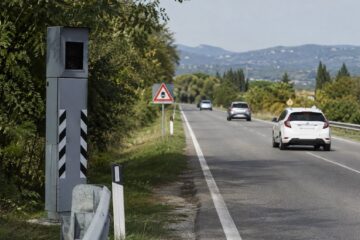 Postazione autovelox fissa installata lungo una strada extraurbana