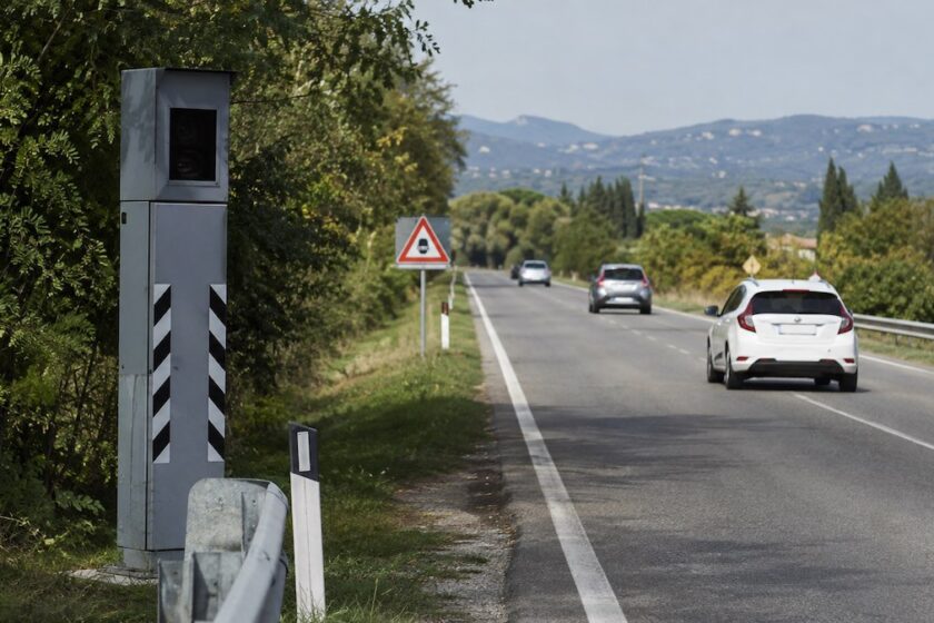Postazione autovelox fissa installata lungo una strada extraurbana
