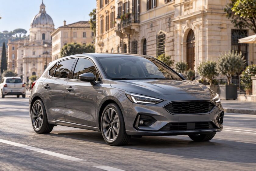 Funzionamento auto ibride: automobile compatta grigia lungo una strada urbana