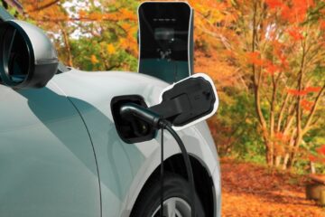 Funzionamento auto ibride: vettura plug-in collegata a una wallbox domestica