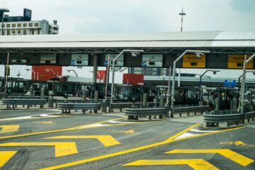 Automobile in avvicinamento a una corsia di telepedaggio autostradale.